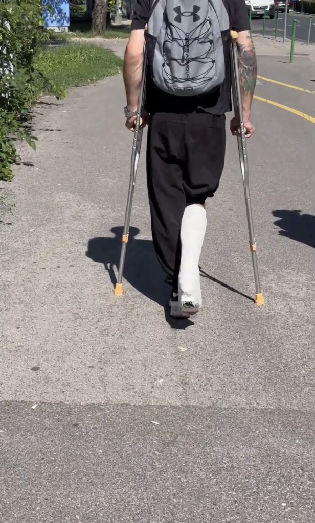 Man slwc crutches video
